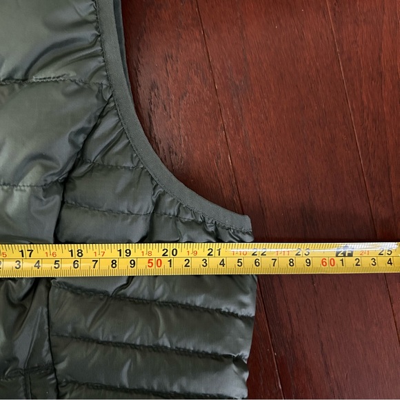 Quince Women's Green Puffer Vest Lightweight Packable Goose Down Fill Size XL - Picture 3 of 6